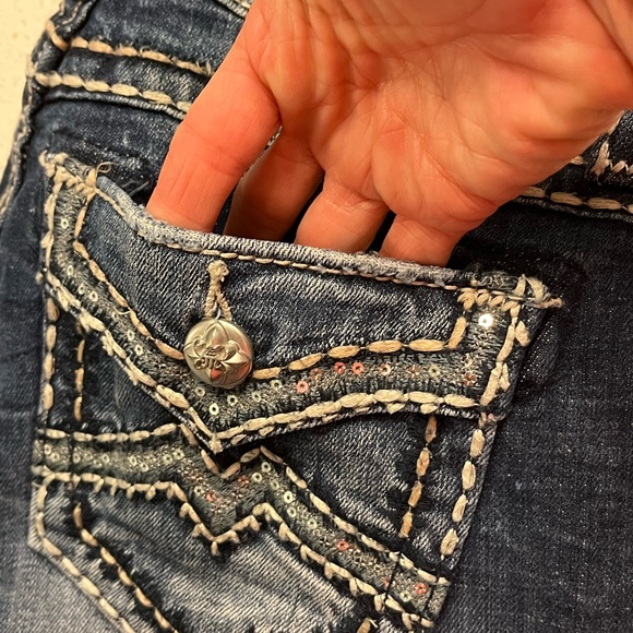 Miss Me Signature Cuffed Capri - Picture 10 of 14